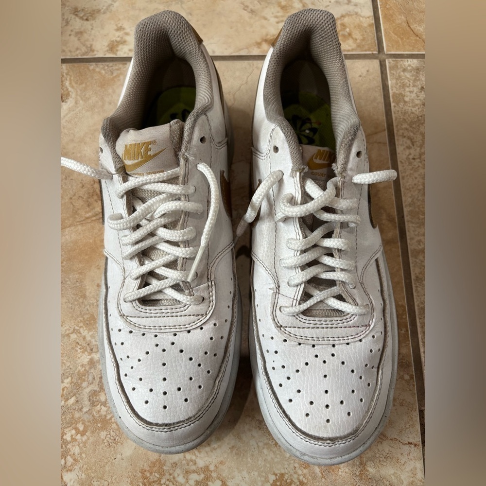 Nike women’s  White and gold minimalist Sneakers